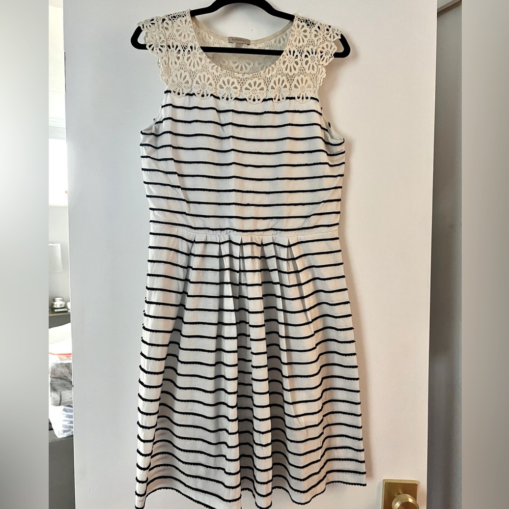 Anthropologie jersey dress w/ pretty lace collar, white with navy stripes